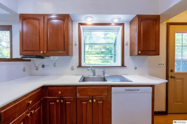 1935 S 37th Street, Omaha, NE 68105