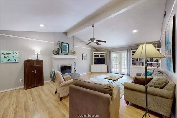 1208 Merry Oaks DR, College Station, TX 77840-2609