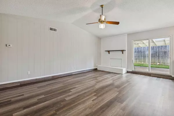 1909 Bedrock Lane, Arlington, TX 76006