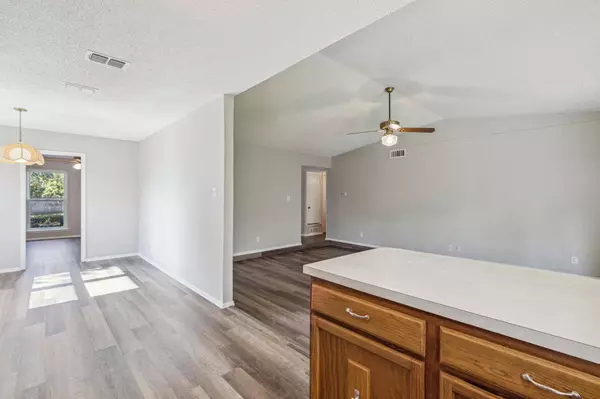 1909 Bedrock Lane, Arlington, TX 76006