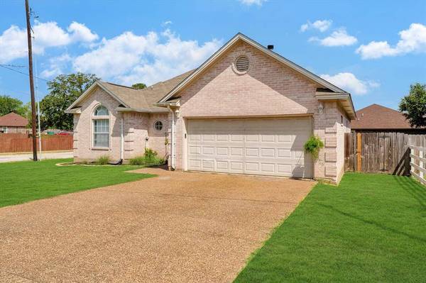 402 W School ST, Madisonville, TX 77864