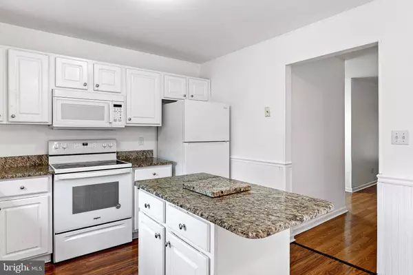 10 WOODCREST CT, Newark, DE 19702