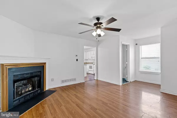 10 WOODCREST CT, Newark, DE 19702