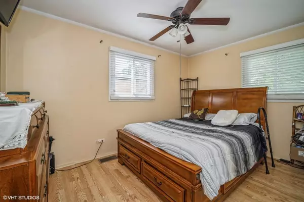 670 S MERLE LN, Wheeling, IL 60090