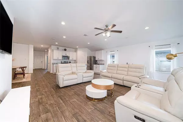 3922 Hawaiian CT, Baytown, TX 77521