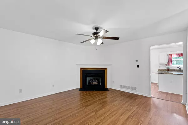 10 WOODCREST CT, Newark, DE 19702