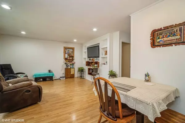 670 S MERLE LN, Wheeling, IL 60090