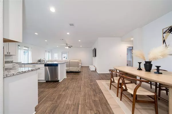 3922 Hawaiian CT, Baytown, TX 77521