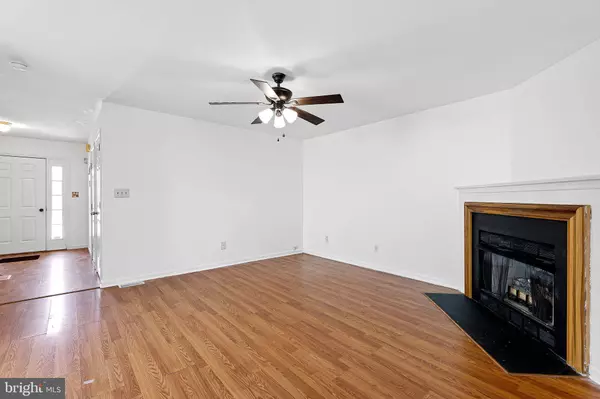 10 WOODCREST CT, Newark, DE 19702