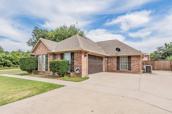 940 Herby Del Trail, Azle, TX 76020
