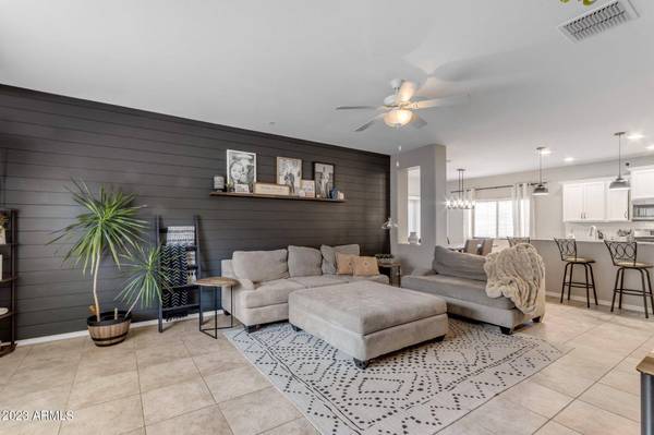 92 W STRAWBERRY TREE Avenue, San Tan Valley, AZ 85140