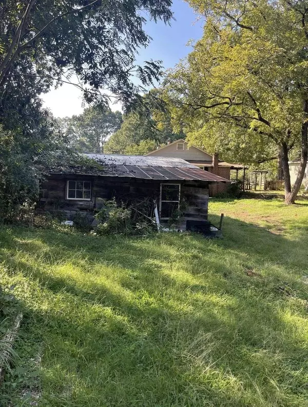 909 S Pond St, Toccoa, GA 30577