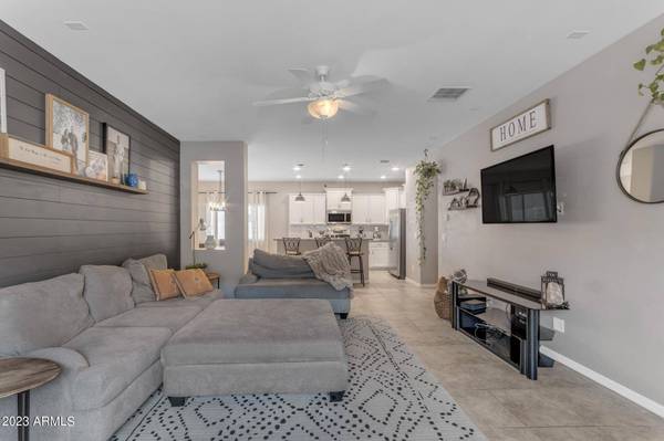 92 W STRAWBERRY TREE Avenue, San Tan Valley, AZ 85140