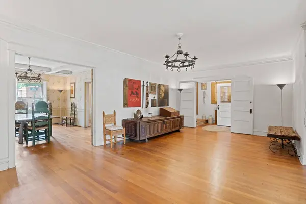 1411 W Jarvis Avenue, Chicago, IL 60626