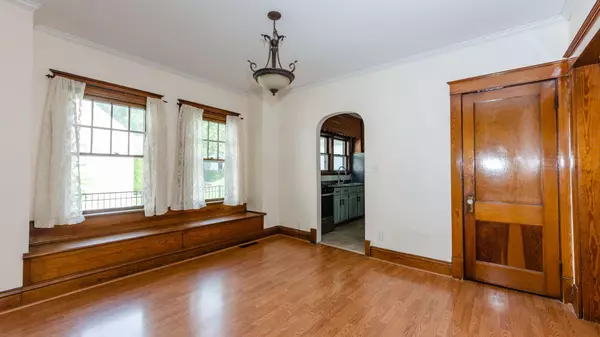 8 E Division ST, Lemont, IL 60439