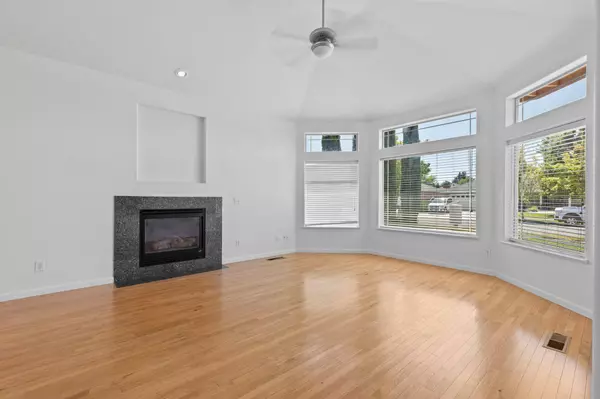 3239 Ford Dr, Medford, OR 97504