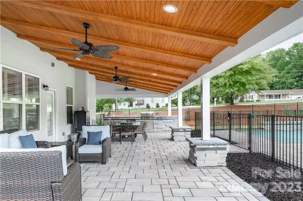 105 Heron Cove LOOP, Mooresville, NC 28117