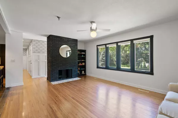 11201 Radisson DR, Burnsville, MN 55337