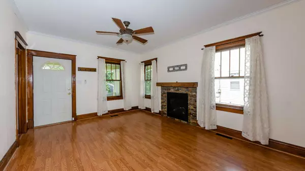 8 E Division ST, Lemont, IL 60439