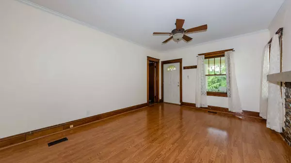 8 E Division ST, Lemont, IL 60439