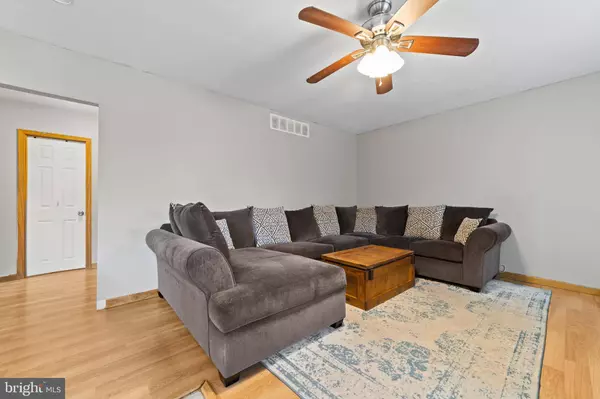 6 LINCOLN AVE, Sicklerville, NJ 08081