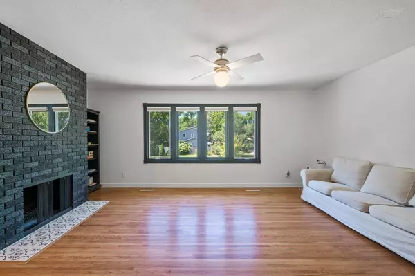 11201 Radisson DR, Burnsville, MN 55337