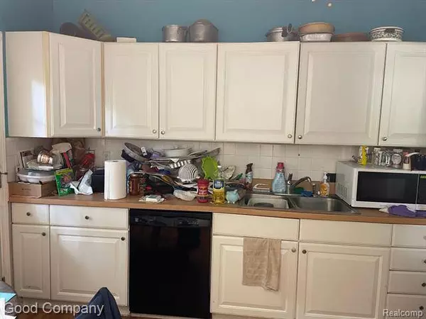 1395 OMEGA Road, Walled Lake, MI 48390