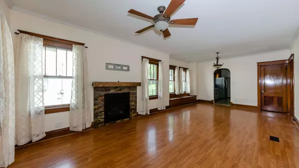 8 E Division ST, Lemont, IL 60439