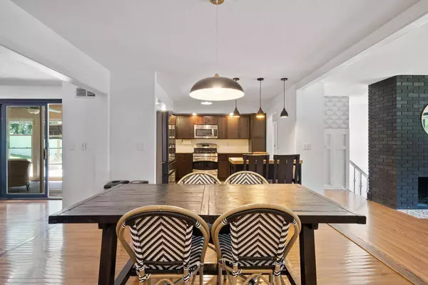 11201 Radisson DR, Burnsville, MN 55337