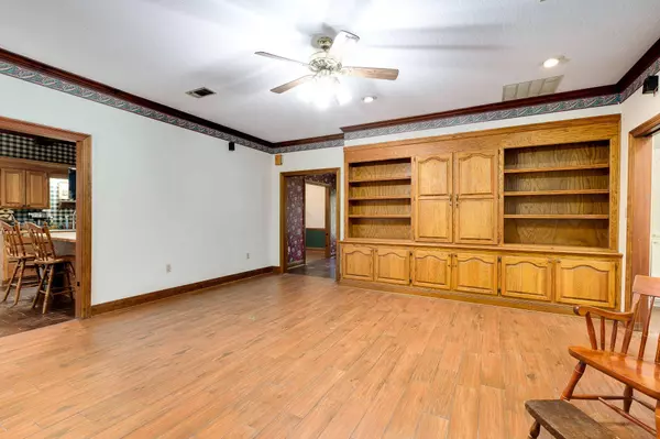 195 County Line Rd, Ellisville, MS 39437