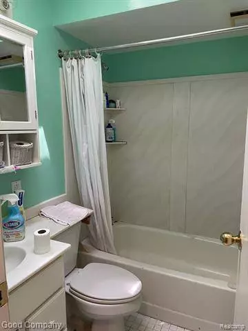 1395 OMEGA Road, Walled Lake, MI 48390