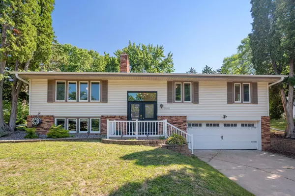 11201 Radisson DR, Burnsville, MN 55337