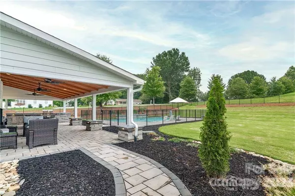 105 Heron Cove LOOP, Mooresville, NC 28117