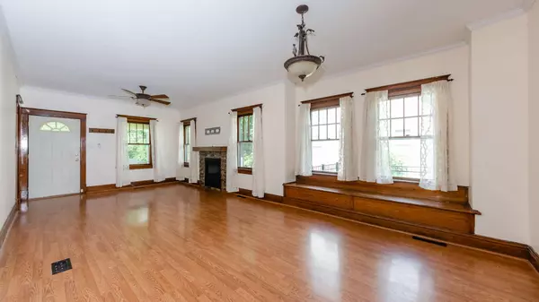 8 E Division ST, Lemont, IL 60439