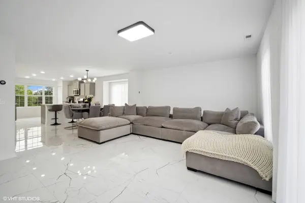 667 Hickory ST, Mundelein, IL 60060