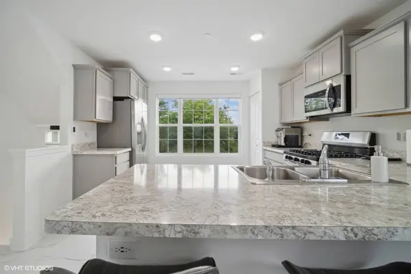 667 Hickory ST, Mundelein, IL 60060