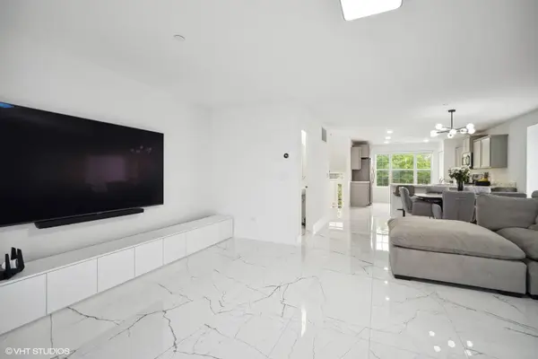 667 Hickory ST, Mundelein, IL 60060