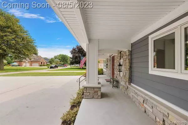 48730 Point Lakeview Drive, Chesterfield, MI 48047