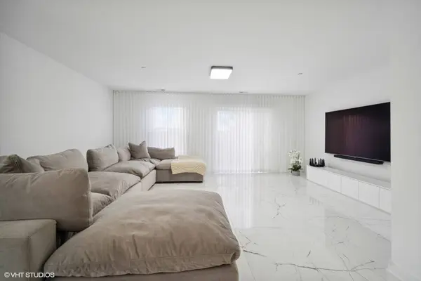 667 Hickory ST, Mundelein, IL 60060