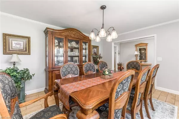 1005 Foothills DR, Kernersville, NC 27284