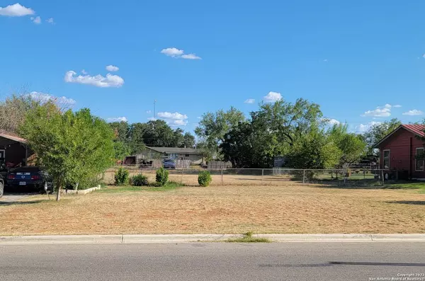 605 Medina St, Cotulla, TX 78014