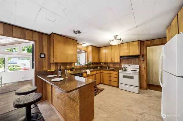 5204 Rainier DR E, Bonney Lake, WA 98391