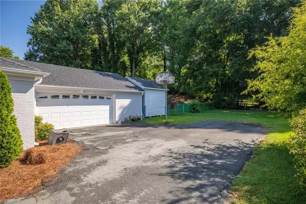 1005 Foothills DR, Kernersville, NC 27284