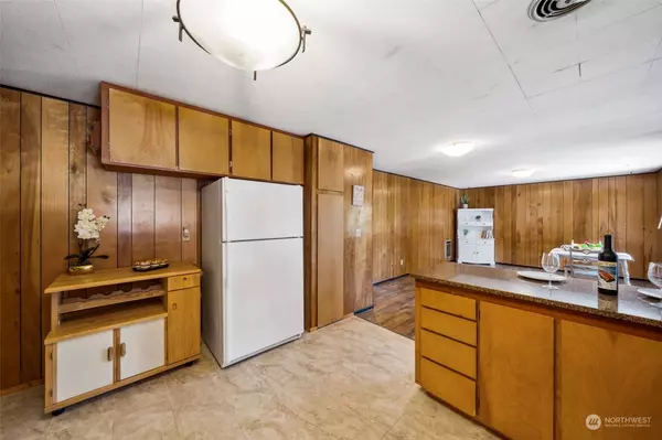 5204 Rainier DR E, Bonney Lake, WA 98391