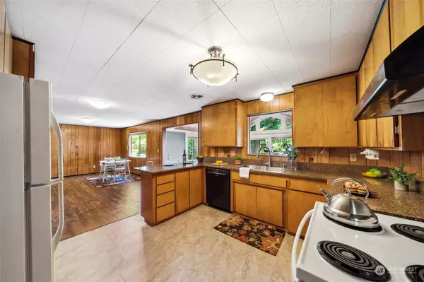 5204 Rainier DR E, Bonney Lake, WA 98391