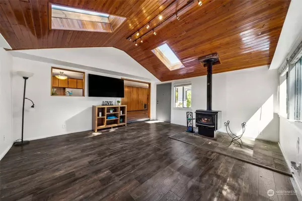 5204 Rainier DR E, Bonney Lake, WA 98391