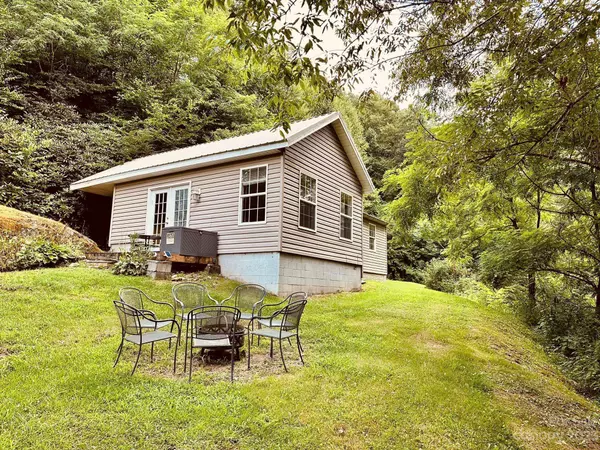 7019 Crabtree RD, Spruce Pine, NC 28777