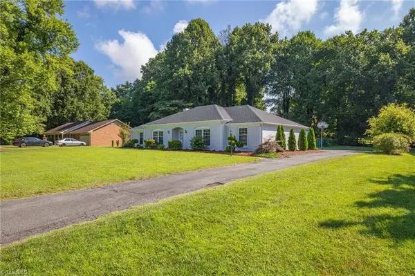 1005 Foothills DR, Kernersville, NC 27284