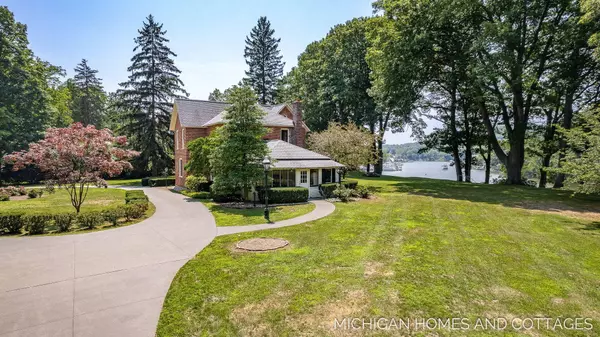116 Riverside Drive, Saugatuck, MI 49453