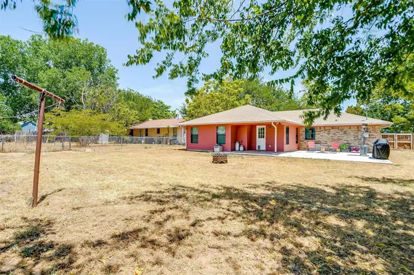 546 S Hitt Street, Boyd, TX 76023